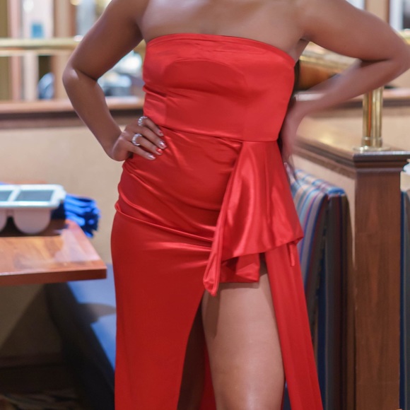 Red Gown - Picture 6 of 8